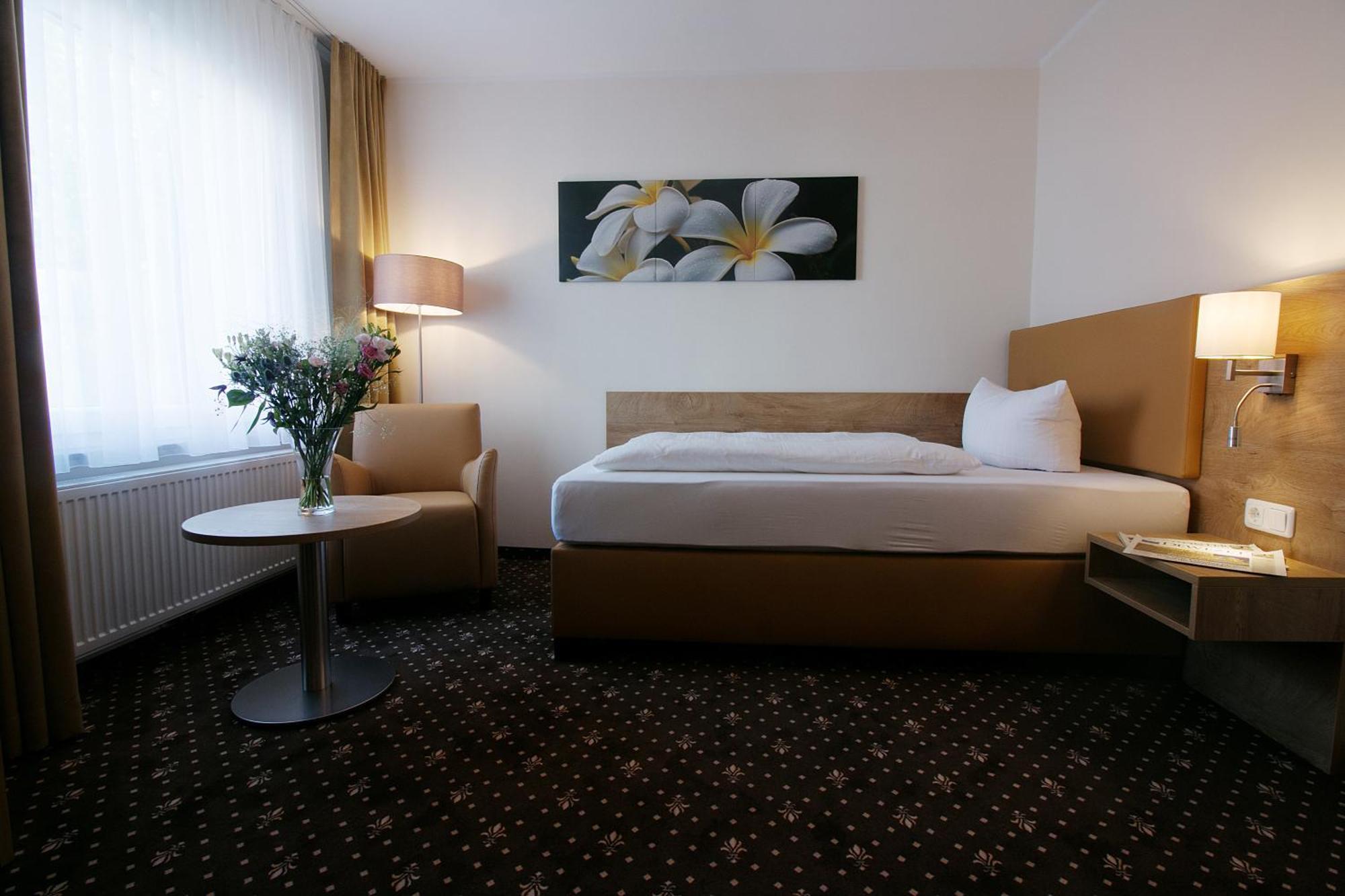 באד פירמונט Hotel Dirks Am Schloss מראה חיצוני תמונה